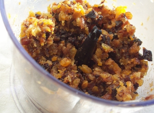 1. Этап. Сладости без сахара: 2. Измельчите их в блендере или перемелите на мясорубке. При желании можете мелко порезать ножом, но на это уйдет больше времени.