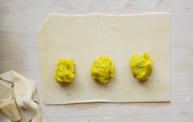 1. Этап. Равиоли с тыквой: На одну сторону выложите начинку и накройте тестом.