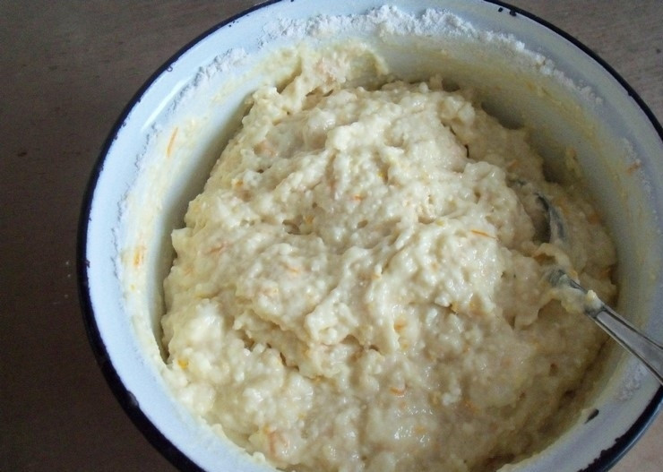 1. Этап. Манник творожный: 3. Постепенно вводим цедру, манку с кефиром и всыпаем заранее просеянную муку с разрыхлителем. Получаем густую массу с крупинками творога.