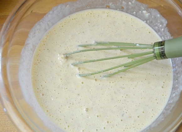 1. Этап. Оладьи из овсянки и цельнозерновой муки: 5. Добавьте кефирную смесь в яйца и перемешайте.