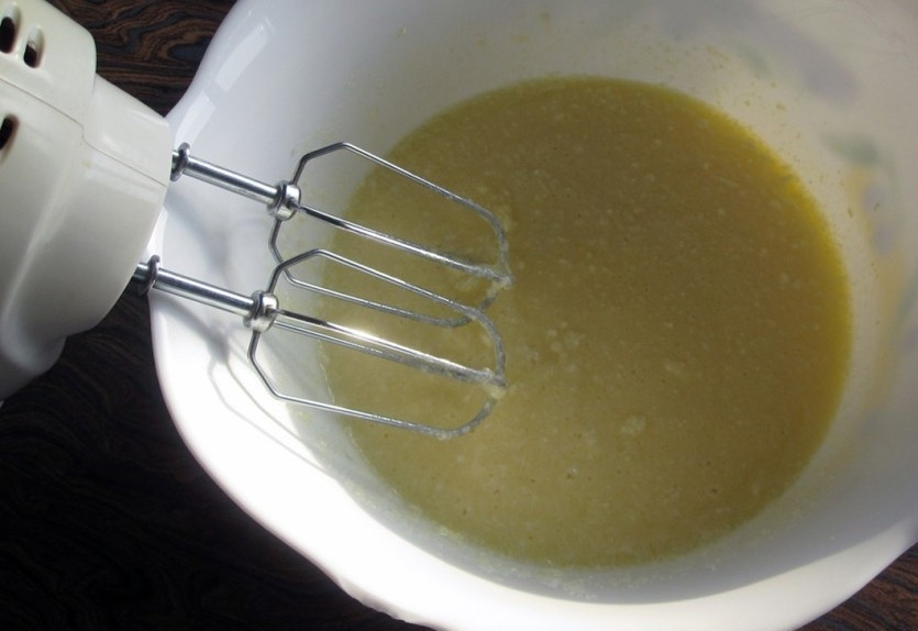 1. Этап. Кексы простые на кефире: 4. Взбиваем, пока масса не станет полностью однородной. Я использую для этого миксер.