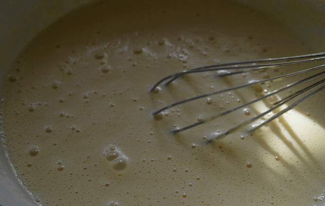 1. Этап. Тонкие блинчики с творогом: Постоянно помешивая, понемногу добавляем сначала молока, потом растительного масла, потом муки.