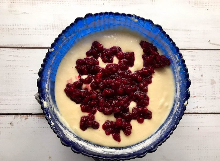 1. Этап. Кексы с красной смородиной: Добавьте в тесто красную смородину и хорошо перемешайте.