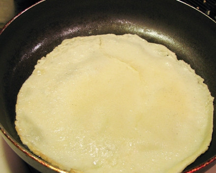 1. Этап. Блины с индейкой: 5. Небольшими порциями наливайте на сковороду и жарьте тоненькие блинчики.