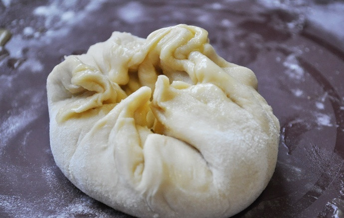 1. Этап. Тонкие лепешки с зеленью: Тесто сверните в шарик и еще раз тонко раскатайте.