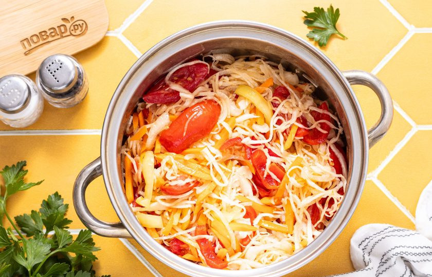 1. Этап. Салат Осенний на зиму: После на среднем огне доведите до кипения. Убавьте температуру и томите около 30 минут до мягкости овощей.