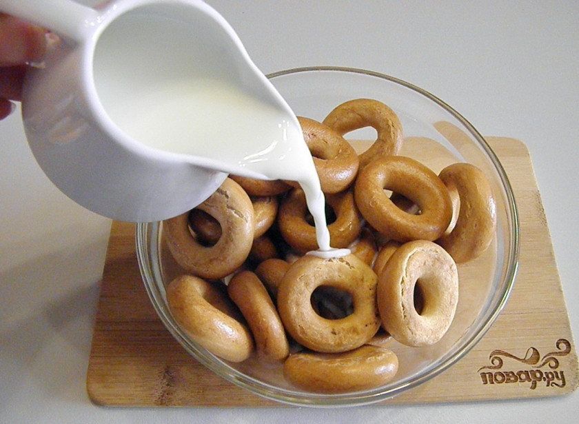 1. Этап. Бублики с фаршем в духовке: Сложите бублики в глубокую тару, залейте их молоком так, чтобы они были полностью им покрыты. Конечно, бублики всплывут, но их нужно периодически перемешивать, чтобы они напитались хорошо молоком. Оставьте их на 30-40 минут.