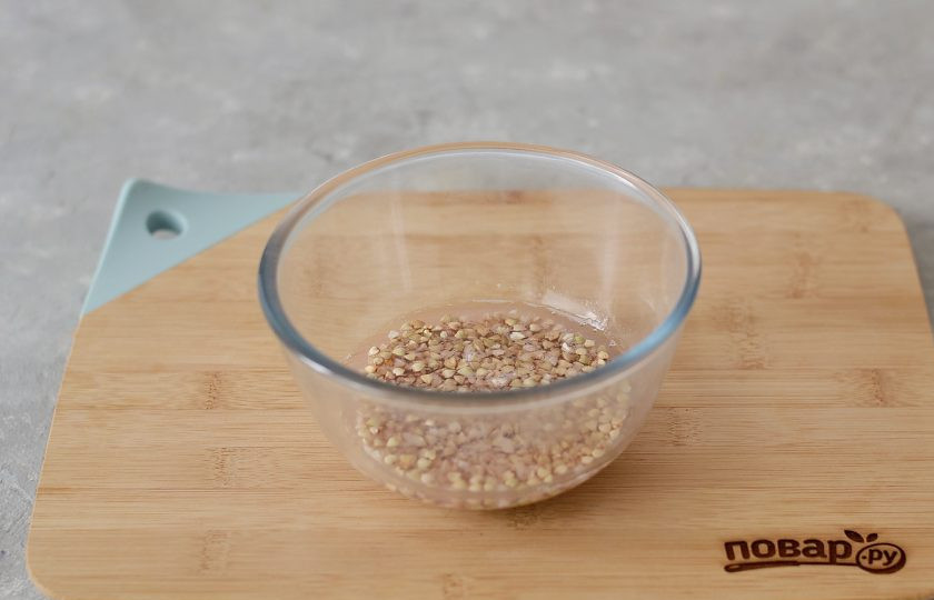 1. Этап. Оладьи из гречки и овсянки: Зеленую гречку залейте водой, оставьте на ночь. С утра промойте в прохладной воде, затем откиньте на сито.