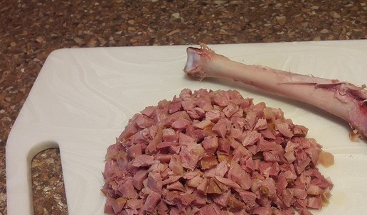 1. Этап. Новогодний салат с варено копченой индейкой: С голени снять кожу, освободить от кости, порезать кубиком