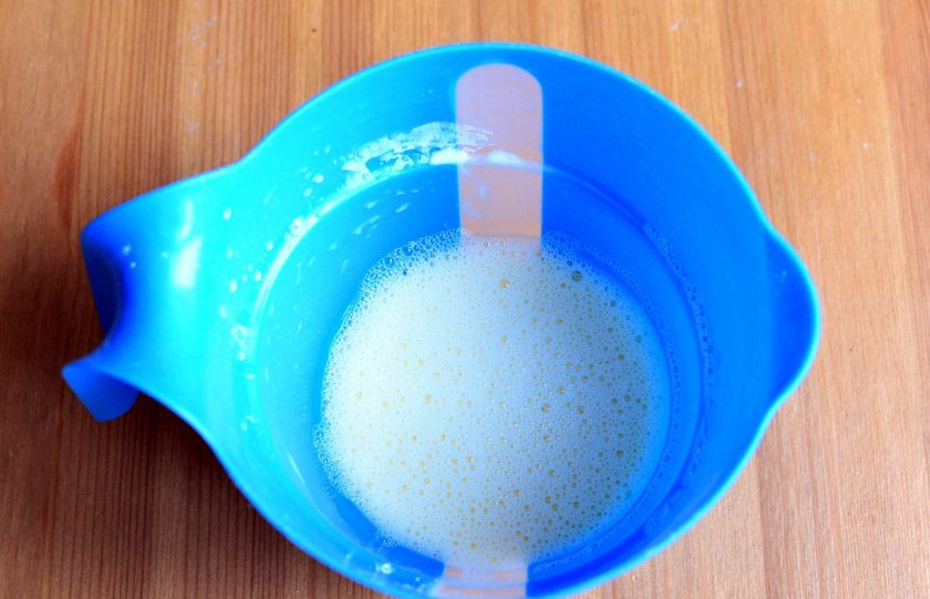 1. Этап. Тирольский пирог с вишней: Начать приготовление пирога стоит с заварного крема. Для этого венчиком хорошо смешайте желтки с сахаром, половиной молока, крахмалом и ванилином.