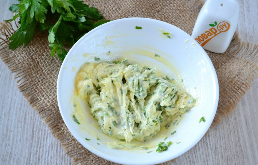 1. Этап. Чесночное масло: Хорошенько перемешайте массу.