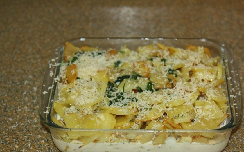 1. Этап. Конгрио в духовке: 9. В конце посыпаем тертым сыром. Теперь отправляем в духовку на 40 минут. Запекается конгрио в духовке при температуре не менее 180 градусов.