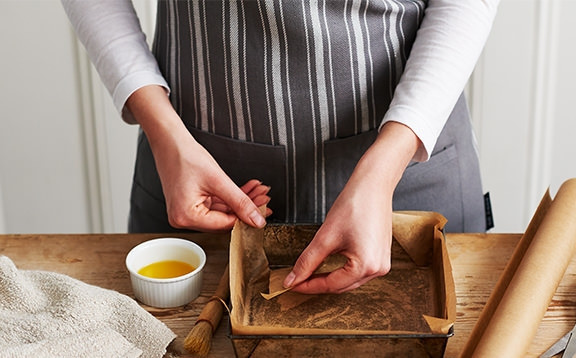 1. Этап. Фадж: 1. Застелите противень для выпекания пергаментоной бумагой.