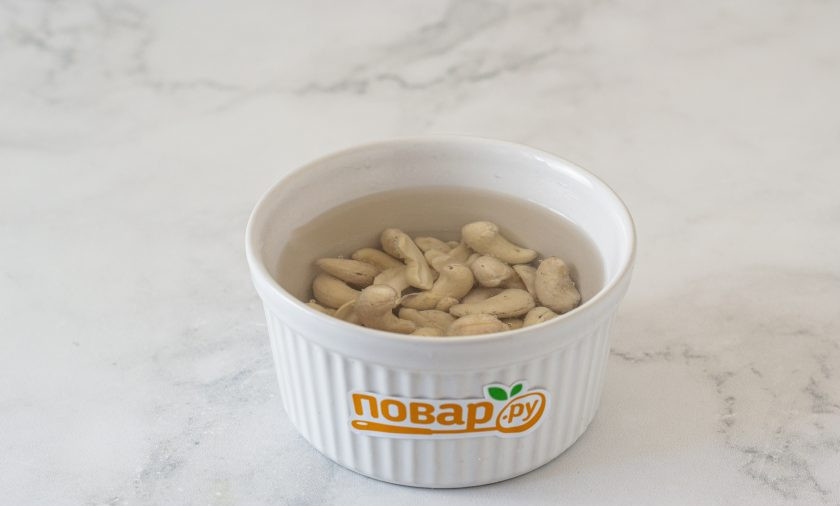 1. Этап. Молоко из кешью: Кешью замочите в воде на 4 часа. Затем слейте воду и промойте орехи.