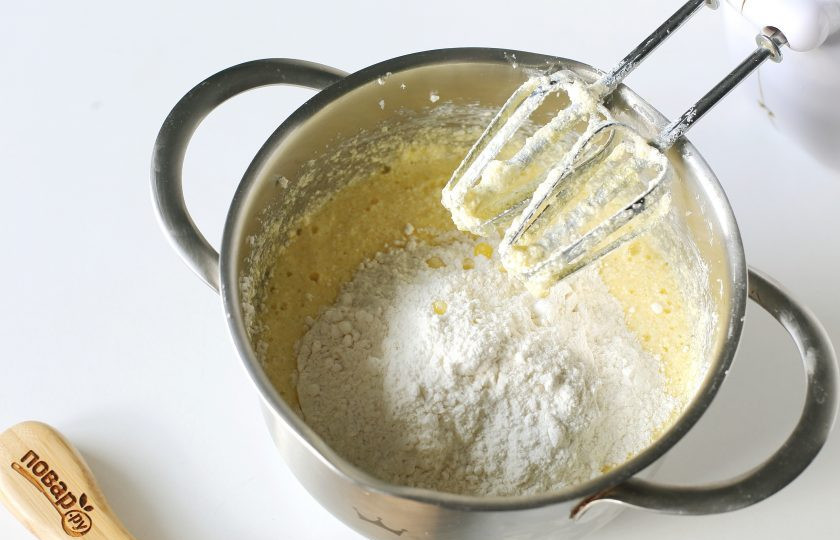 1. Этап. Бисквитный пирог с клюквой: Затем добавьте муку и разрыхлитель.