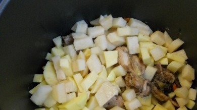 1. Этап. Борщ с курицей в мультиварке: Теперь кладем, порезанный кубиками картофель.