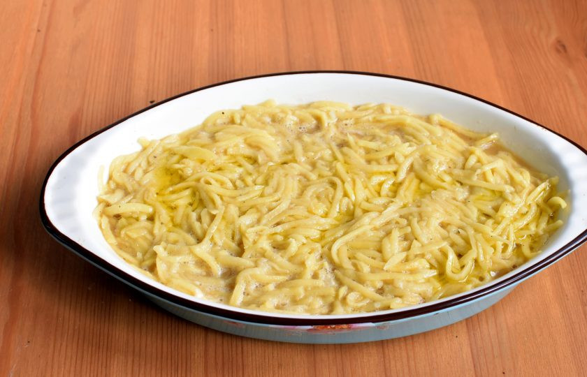 1. Этап. Картофельный кугл: Выложите массу в смазанную форму не слишком толстым слоем. Разровняйте и сбрызните оливковым маслом. Запекайте до румяной корочки, затем убавьте нагрев до 160 градусов и прикройте кугл фольгой. Выпекайте до готовности картофеля. Снимите фольгу и дайте постоять в выключенной духовке 10 минут.