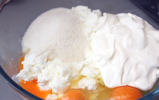 1. Этап. Творожная запеканка со сметаной: 2. В мисочку с творогом добавить сметану и вбить яйца. Всыпать сахар по вкусу и муку. Можно использовать не только пшеничную, но и кукурузную муку.