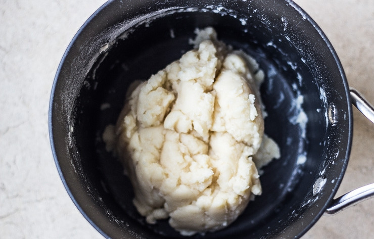 1. Этап. Пирожное с заварным кремом: 1. В сотейник вливаю воду, добавляю сливочное масло (6 столовых ложек), отправляю сотейник на огонь и довожу смесь до кипения, затем убираю с огня. Муку заранее просеиваю и соединяю со щепоткой соли, сахара, всыпаю сухие ингредиенты в сотейник и отправляю на плиту, деревянной лопаткой энергично помешиваю до того момента, пока тесто не станет отставать от стенок. Убираю кастрюлю с огня и оставляю на 5-7 минут.