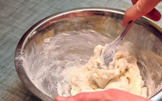 1. Этап. Фламмкухен: Засыпать муку и замесить.