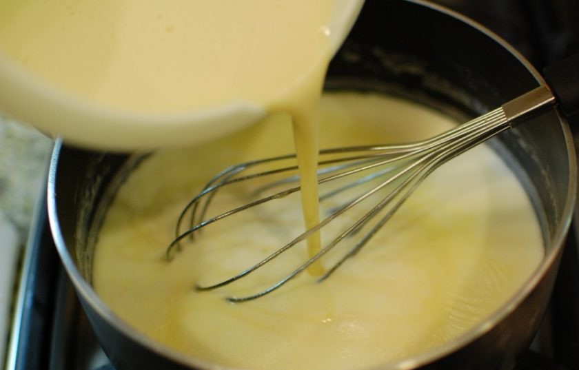 1. Этап. Открытый пирог с заварным кремом: 5. Влейте яичную смесь в кипящую молочную массу (маленькие пузырьки), хорошенько перемешивайте все время ложкой.