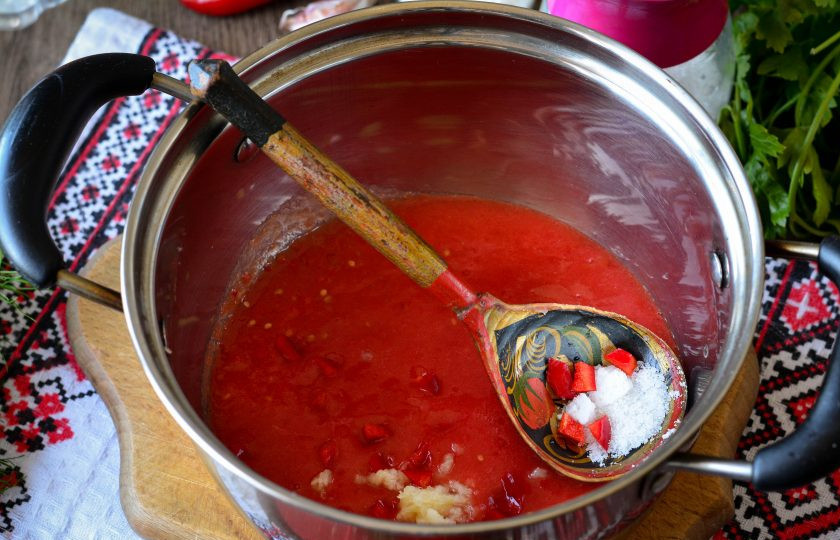 1. Этап. Закуска Бакат: Помидоры перекрутите через мясорубку, всыпьте соль, сахар, доведите до кипения. Всыпьте мелко нарезанный острый перец и выдавленный через пресс чеснок. Влейте масло и снова доведите до кипения.
