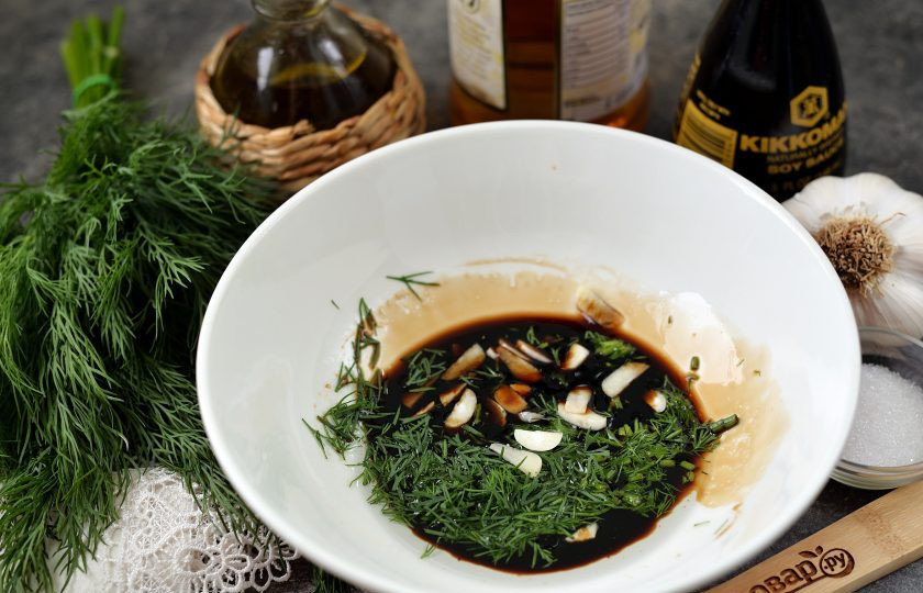 1. Этап. Маринованные шампиньоны в соевом соусе с чесноком и укропом: Добавьте измельченный чеснок и рубленый укроп, поперчите маринад.