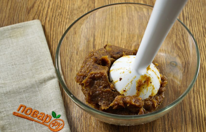 1. Этап. Финиковая паста: Пробейте финики с помощью погружного блендера до однородности.