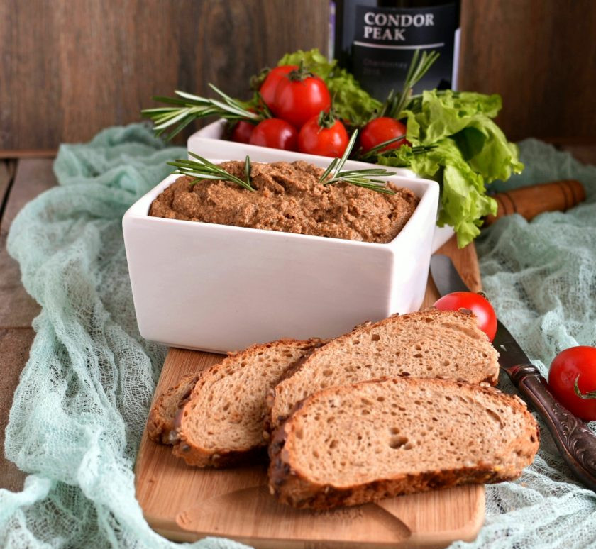 1. Этап. Паштет из куриной печени в мультиварке: Переложите паштет в стеклянную посуду с крышкой и дайте ему созреть в холодильнике пару часов. Хотя и сразу он очень вкусен.