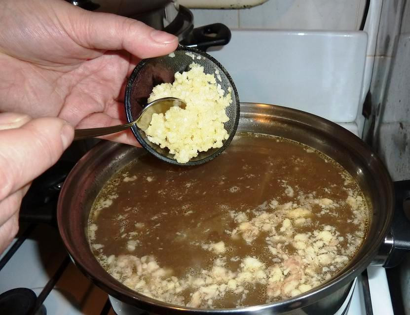 1. Этап. Хаш: Бросьте в суп измельченный чеснок, перемешайте и снимайте с огня. Хаш готов. При подаче бросьте в тарелку с супом щепотку свежей зелени.