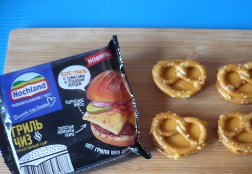 1. Этап. Крендели, запеченные с плавленым сыром Хохланд: А затем положите с другой стороны еще по крендельку, чтобы кусочек сыра оказался между двумя крендельками.