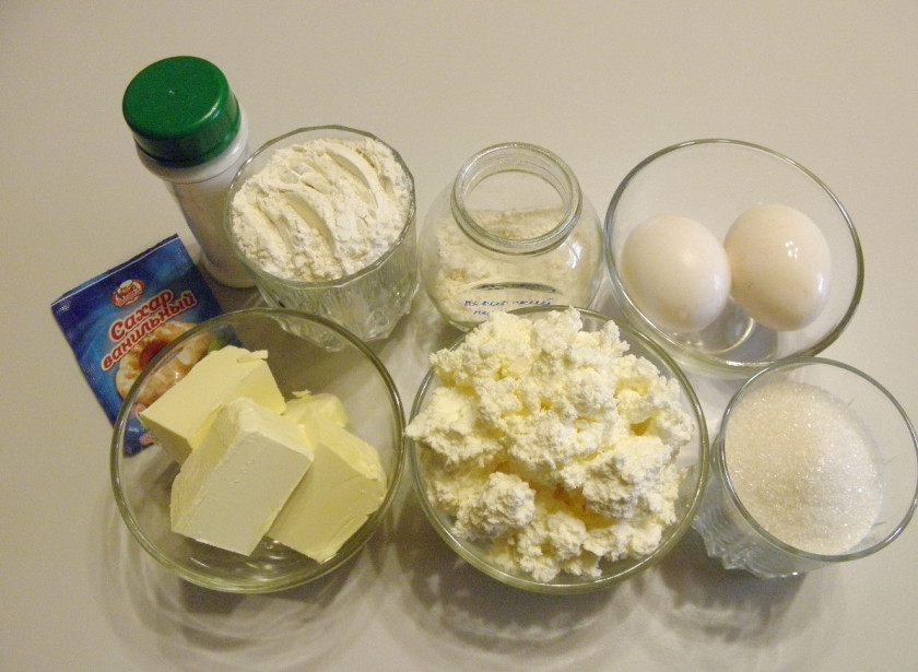 1. Этап. Маффины из творога: Подготовьте продукты для маффинов. Точно отмерьте количество творога, сливочного масла, сахара и муки.