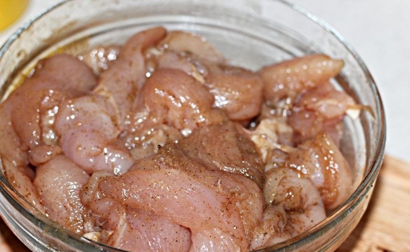 1. Этап. Шашлык из куриных грудок: 5. Мясо отправляю для маринования в холодильник на 3 часа, а лучше на ночь.