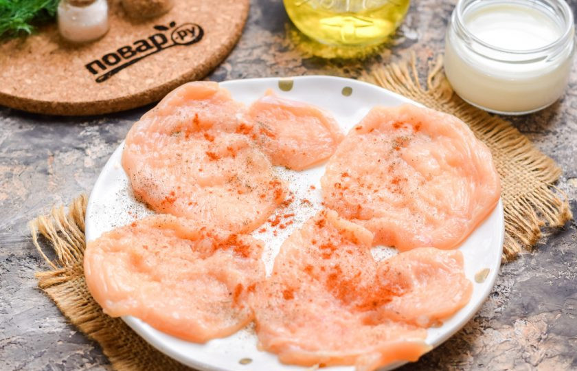 1. Этап. Куриные рулетики с моцареллой: Посыпьте куриные отбивные солью, перцем и паприкой.