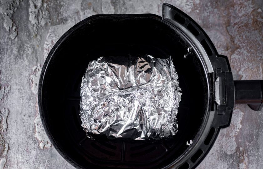 1. Этап. Свинина в аэрогриле: Свинину в фольге переложите на решетку (нижнее положение) аэрогриля. Запустите аэрогриль в следующем режиме: 15 минут при температуре 200 градусов, затем 1 час 10 минут при температуре 150 градусов.