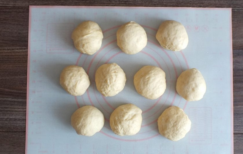 1. Этап. Пирожки с повидлом на кефире: Тесто поделите на 10 равных частей.