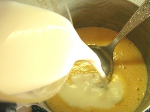 1. Этап. Суфле молочное: 2. Затем оделите белки от желтков и разотрите желтки с сахаром. Перелейте массу в емкость и поставьте на водяную баню. Затем влейте молоко и варите, постоянно помешивая, чтобы масса не подгорела.