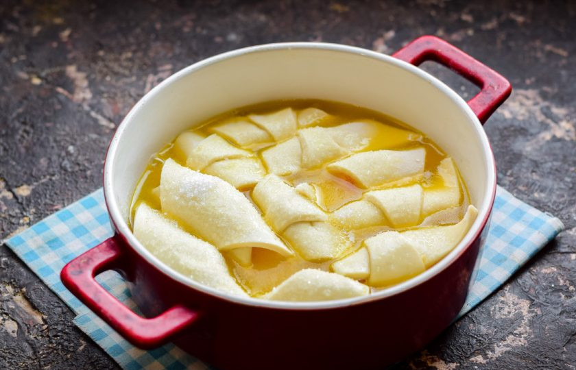 1. Этап. Слойки с мандаринами: Залейте слойки второй частью соуса, притрусите слегка сахаром. Запекайте 20 минут.