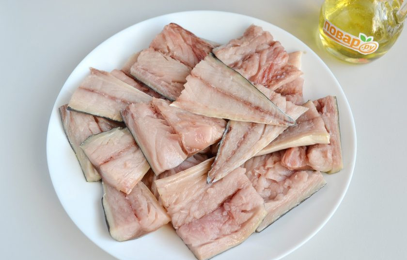 1. Этап. Скумбрия, тушеная в томате: 3. Рыбу вымойте, отрежьте головы, удалите внутренности, хребеты, крупные и мелкие кости. Порежьте каждую тушку крупными кусочками.