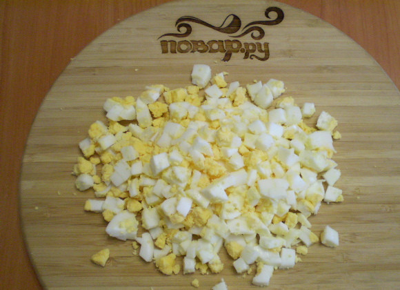 1. Этап. Постный зеленый борщ: Яйца мелко порубим.