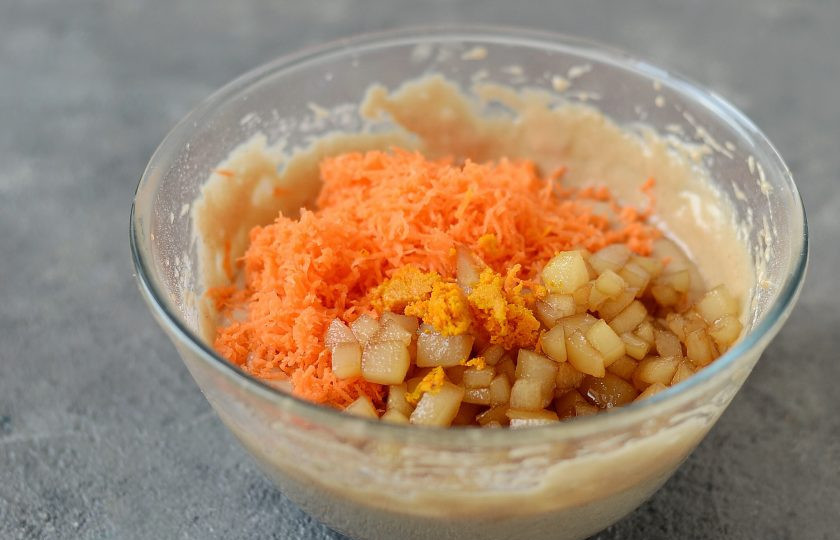 1. Этап. Морковный торт с грушей: Добавьте грушу, морковь и апельсиновую цедру в тесто, перемешайте.