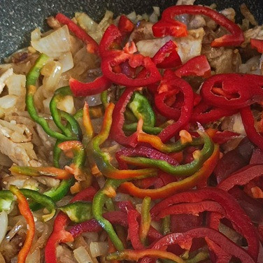 1. Этап. Мясное рагу с кукурузой: Добавить чеснок, перец и жарить еще 5 минут.