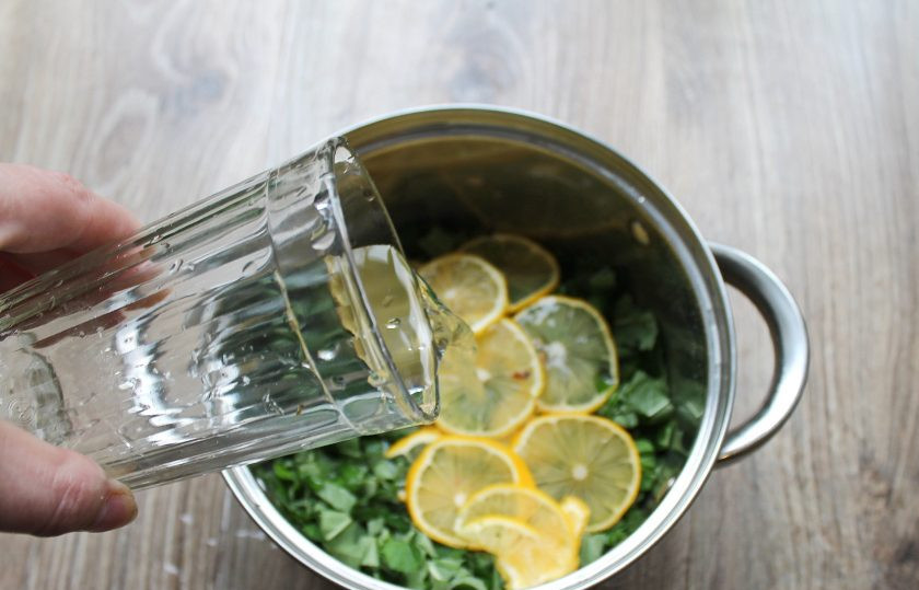 1. Этап. Варенье из мяты с лимоном: Лимон вымойте и порежьте тонкими кружочками, добавьте в кастрюлю с мятой, влейте воду.