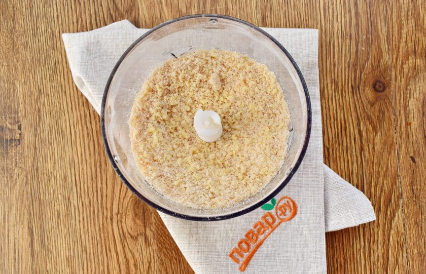 1. Этап. Сырные крекеры-рыбки: Пробивайте до тех пор, пока смесь не будет напоминать крупнозернистый песок.