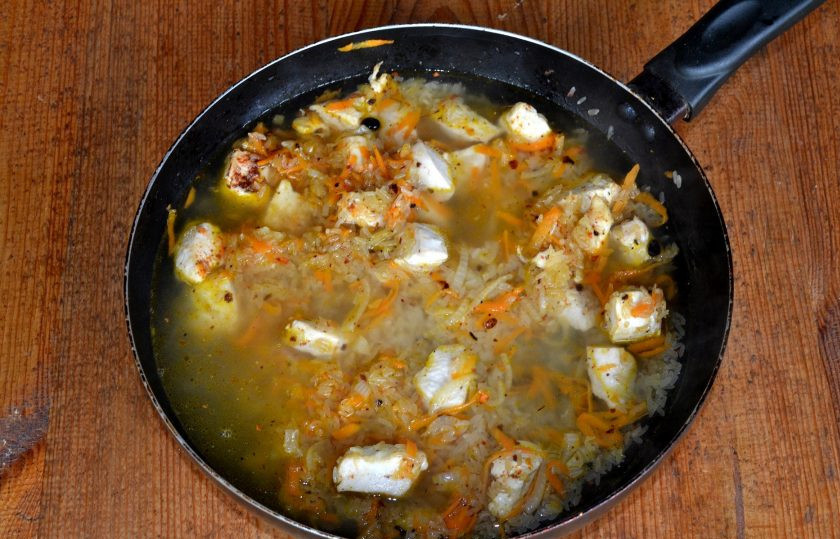 1. Этап. Плов за 30 минут в сковороде: И влейте кипяток. Накройте крышкой сковороду и оставьте плов томиться на среднем огне.