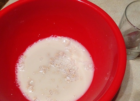 1. Этап. Дрожжевые пирожки с картофельной начинкой: Добавляем теплую воду и перемешаем до растворения дрожжей. Ставим в теплое место, дрожжи должны начать работать.