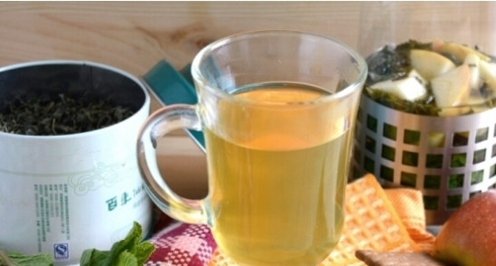 1. Этап. Зеленый чай с ромашкой: 3. Вот и все! Отцеживаем, разливаем по чашкам, добавляем мед или сахар (кто что любит). Приятного чаепития!