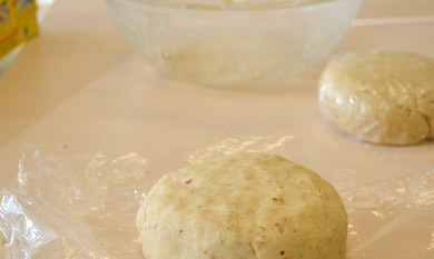 1. Этап. Открытый пирог с ягодами: 6. Из указанного количества ингредиентов получится два тонких коржа на небольшую форму. Сразу разделите тесто на 2 части и скатайте в шарик. Заверните пищевой пленкой и отправьте в холодильник примерно на час.