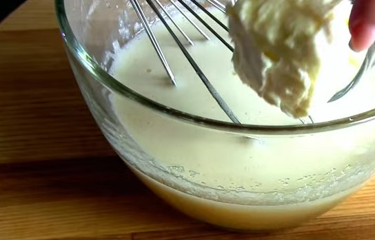 1. Этап. Маффины с цукатами в формочках: 2. Затем отправьте в миску ряженку и размягченное сливочное масло.