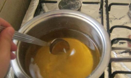 1. Этап. Желе с кусочками фруктов: Когда желатин набухнет, мы выливаем оставшийся сок в кастрюлю и ставим ее на огонь. Вливаем в сок смесь желатина, нагреваем, но не доводим до кипения, добавляем сахар по вкусу. Нам необходимо постоянно помешивать смесь до полного растворения гранул желатина и сахара.